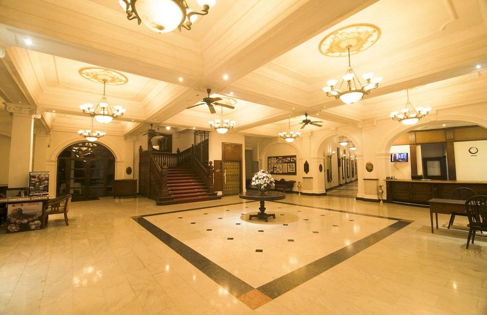 Queen'S Hotel Kandy Esterno foto